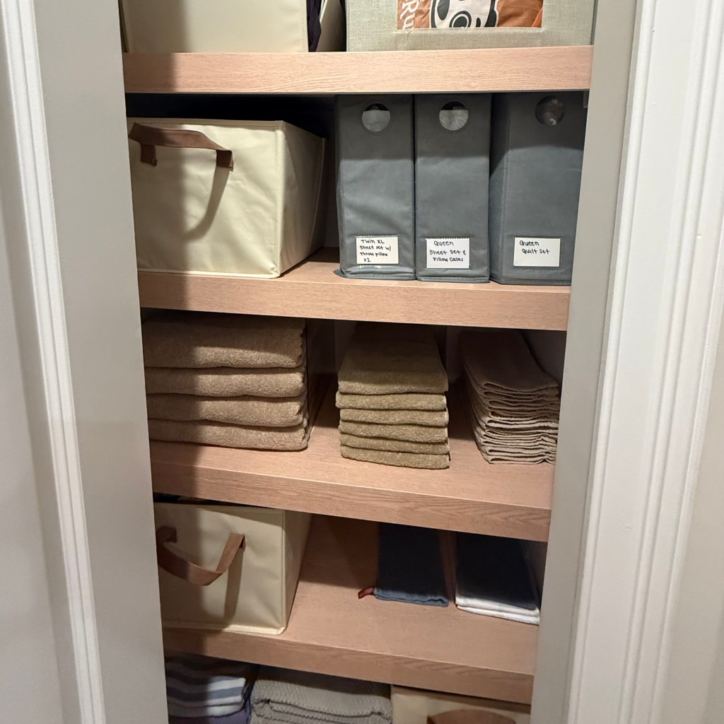 Small Linen Closet&nbsp;Organization